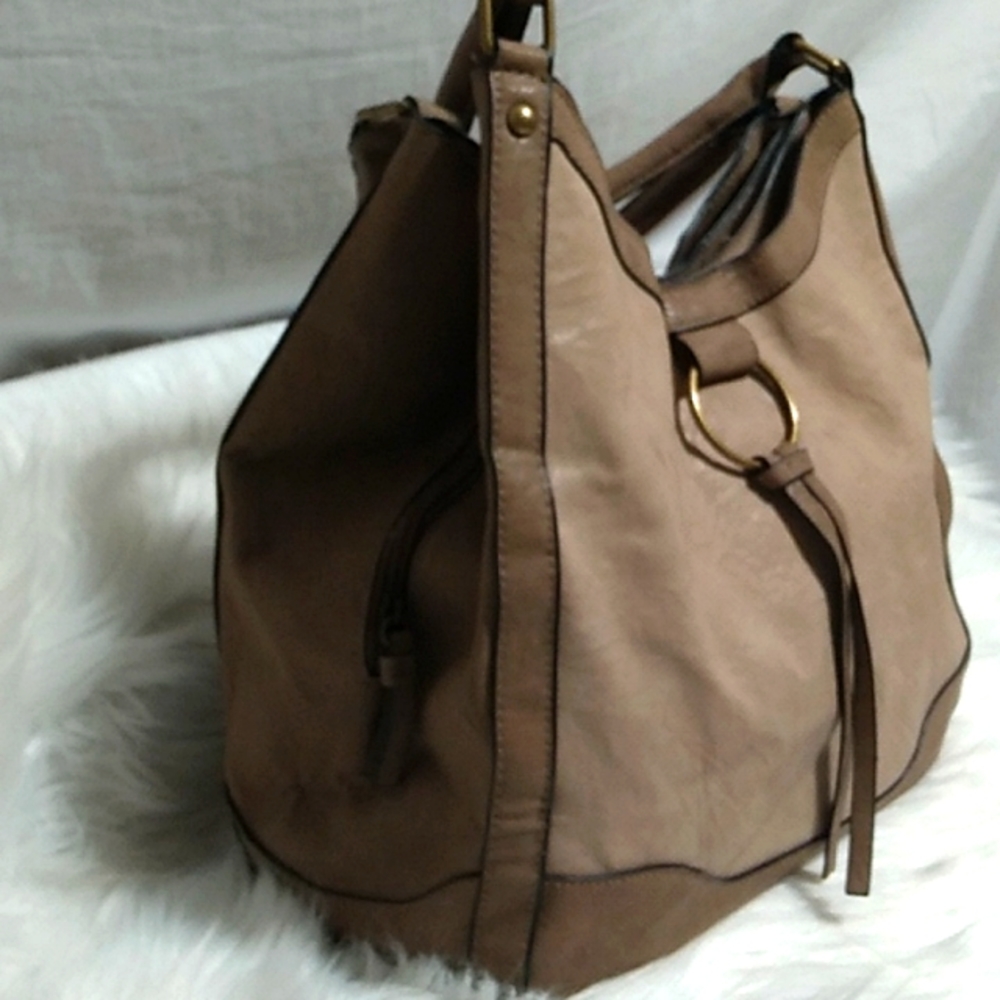(#31) SALE! Bueno Shoulder Bag In Very Good Condition - Picture 2 of 14